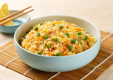 Hem pratik hem lezzetli! 20 dakikada yumurtalı sebzeli pilav tarifi