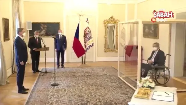 Çekya Devlet Başkanı Zeman’ın törene kabin içinde katılması gündem oldu | Video