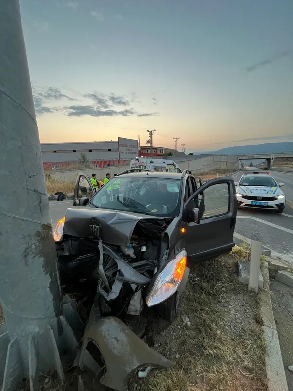 tosya-d100-karayolunda-direge-carpan-aracta-2-kisi-yaralandi-1754208704161.jpg
