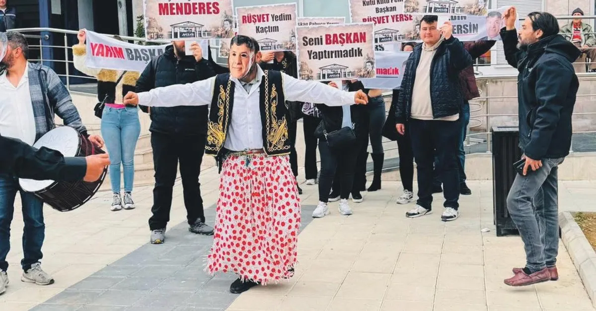 Rüşvetçi başkana köçekli protesto