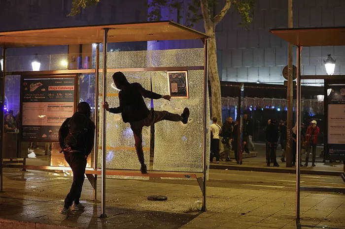 1793107059661.jpg İspanya’da şiddet dalgası yayılıyor: Bir kentte daha sokaklar karıştı