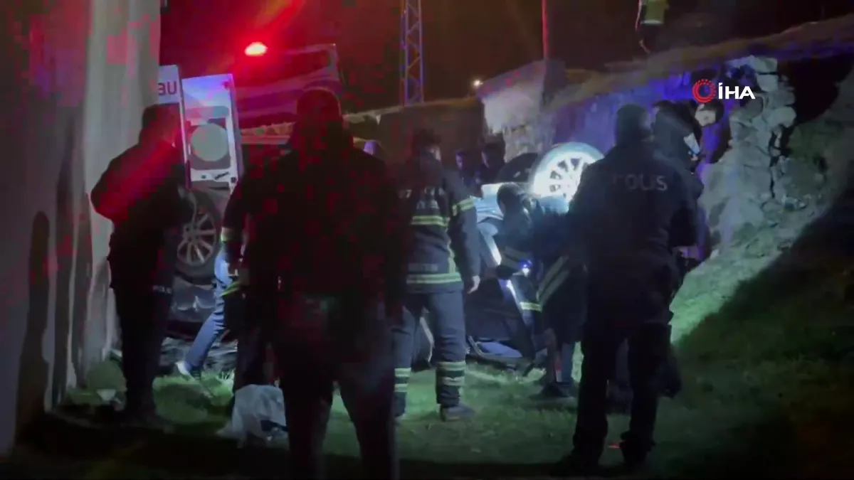 Erzincan’da otomobil evin bahçesine devrildi: 2 yaralı | Video videosunu izle Erzincan’da otomobil evin bahçesine devrildi: 2 yaralı | Video videosunu izle