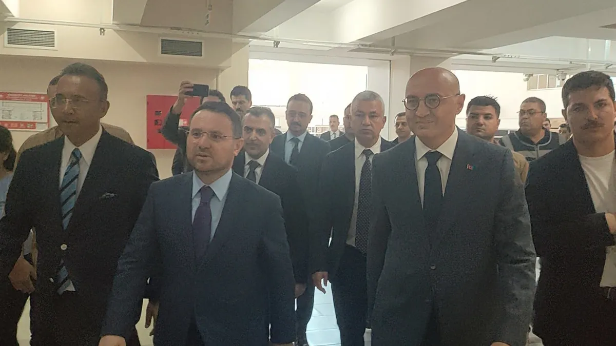 Adalet Bakanı Akın Gürlek Bakırköy Adliyesi'ni ziyaret ederken