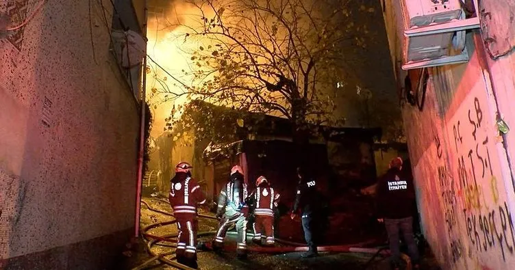 Beyoğlu’nda gecekondu alev alev yandı