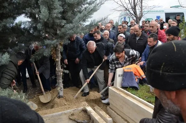 15-temmuz-gazisi-davut-ala-pasanin-babasi-son-yolculuguna-ugurlandi-1680526269585.jpg
