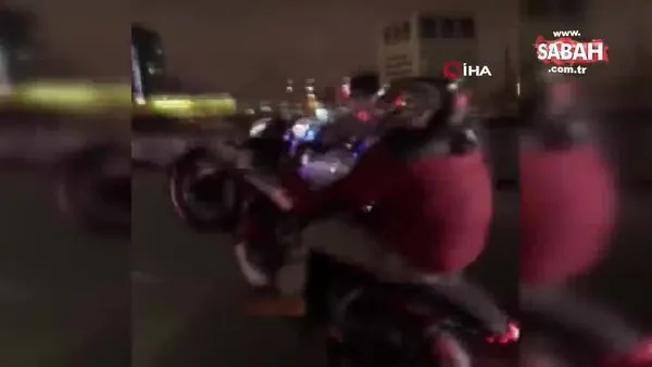 İstanbul'da yakıt deposunun üstüne oturup tek tekerlek üzerinde giden motosikletli maganda kamerada
