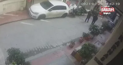 İstanbul Taksim’de polisten kaçan hırsızı vatandaş tek yumrukta böyle yere serdi | Video