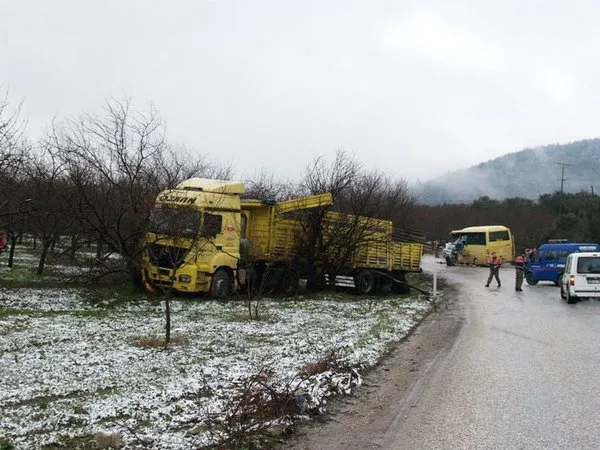İznik'te öğrenci servisi tır ile çarpıştı
