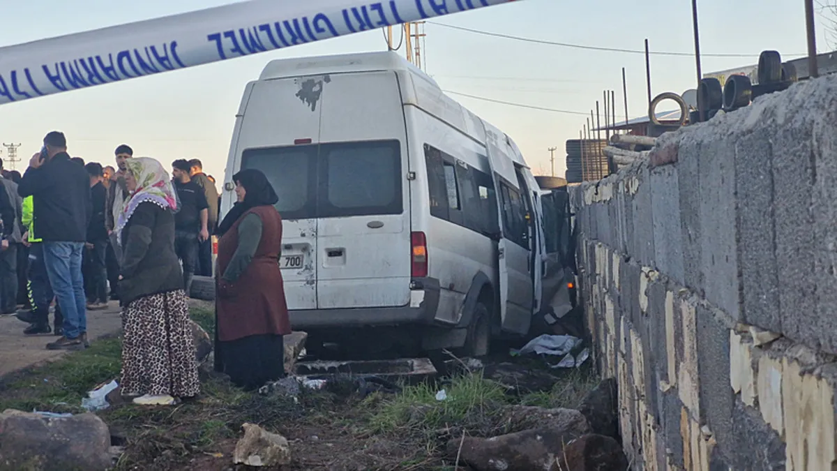 İşçileri taşıyan minibüs duvara çarptı: 10 yaralı İşçileri taşıyan minibüs duvara çarptı: 10 yaralı