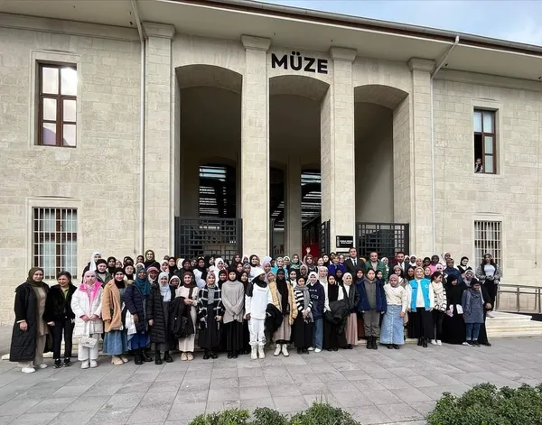 uluslararasi-imam-hatip-kiz-meslek-lisesi-ogrencileri-tarsusun-oren-yerlerini-ziyaret-etti-1706304711980.jpg
