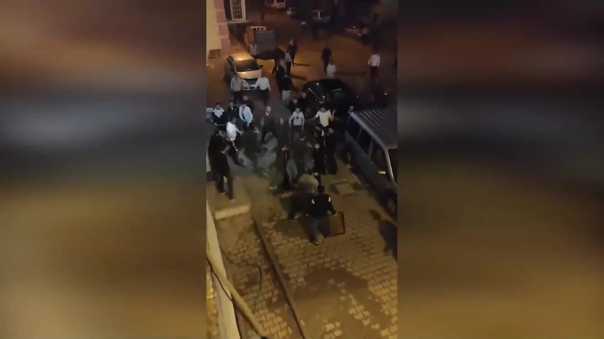 Gaziantep’te meydan savaşı gibi kavga! Yabancıların kavgasında 9 sınır dışı | Video videosunu izle Gaziantep’te meydan savaşı gibi kavga! Yabancıların kavgasında 9 sınır dışı | Video videosunu izle