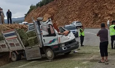 Karaman'da acı kaza! Yonca balyası yüklü kamyonet devrildi: 1 ölü 1 yaralı #karaman