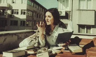Çatıda hikaye okuyan kadın