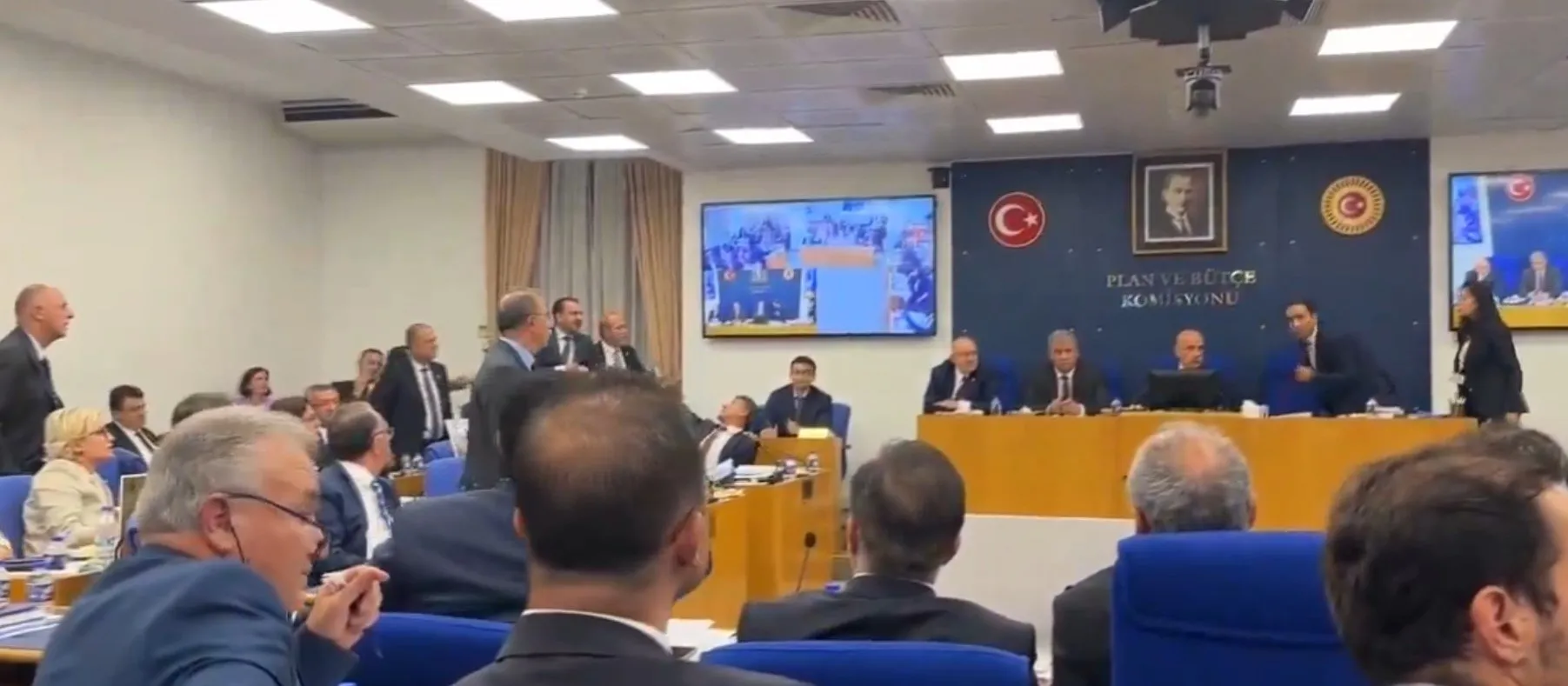 CHP'li vekilin köpek şovu: Hayvanseverlik bahane! Skandal gerçek ortaya çıktı!