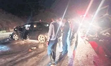 İki otomobil kafa kafaya çarpıştı: 4 ölü