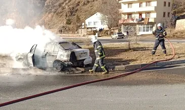 Yanan otomobilden son anda kurtuldular