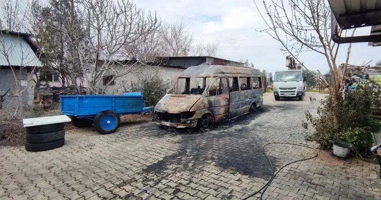 Cumhur İttifakı adayının seçim minibüsü kundaklandı, afişleri yırtıldı