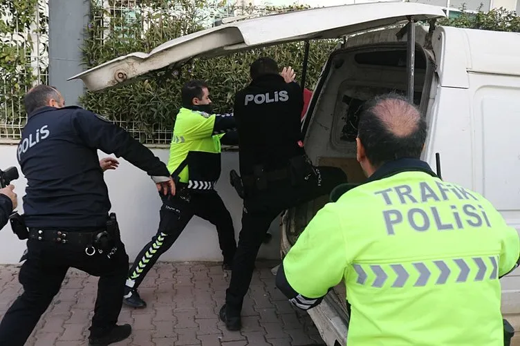 Yarın kıyamet kopacak dedi: Kaçırdığı minibüsle ortalığı birbirine kattı!