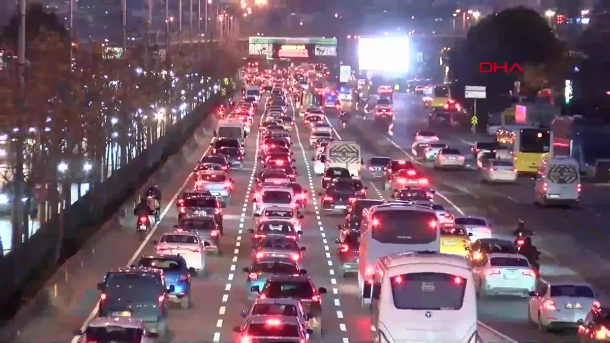 İstanbul’da haftanın ilk iş gününde trafik yoğunluğu yüzde 60’a çıktı videosunu izle İstanbul’da haftanın ilk iş gününde trafik yoğunluğu yüzde 60’a çıktı videosunu izle