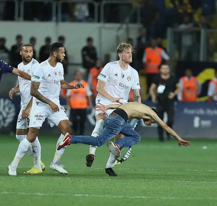 josef-de-souzadan-fenerbahceye-gonderme-yuzlerini-gormek-isterdim-1710748041971.jpeg