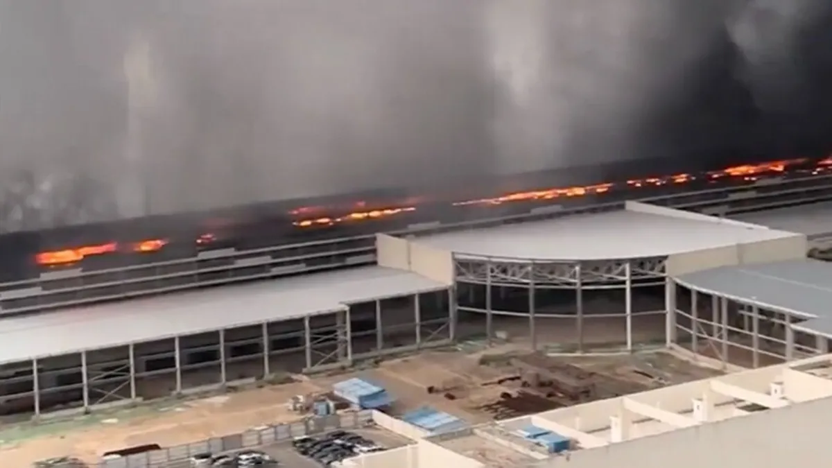 Çin’de korkutan yangın: Araba fabrikasını alevler sardı