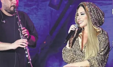 Patili dostuyla şarkı söyledi
