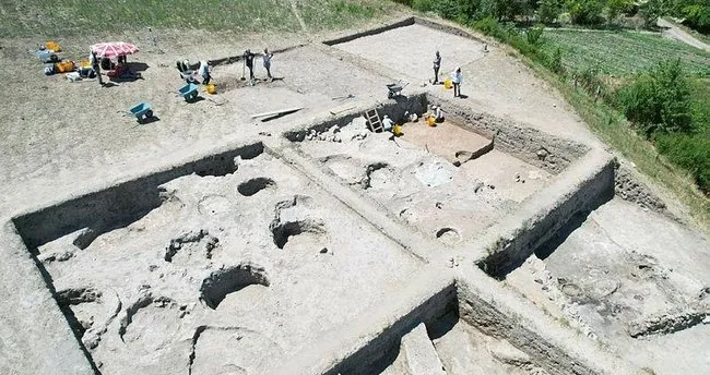 Kütahya'da 3300 yıllık mühür ve hançer bulundu