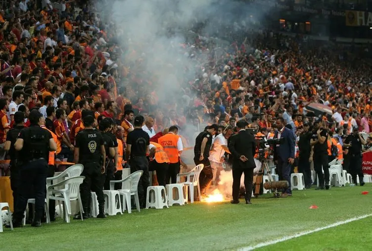 Galatasaray yedek kulübesinde şoke eden görüntü!