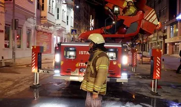 İstanbul’da ahşap kaplı binanın önünde yangın çıktı