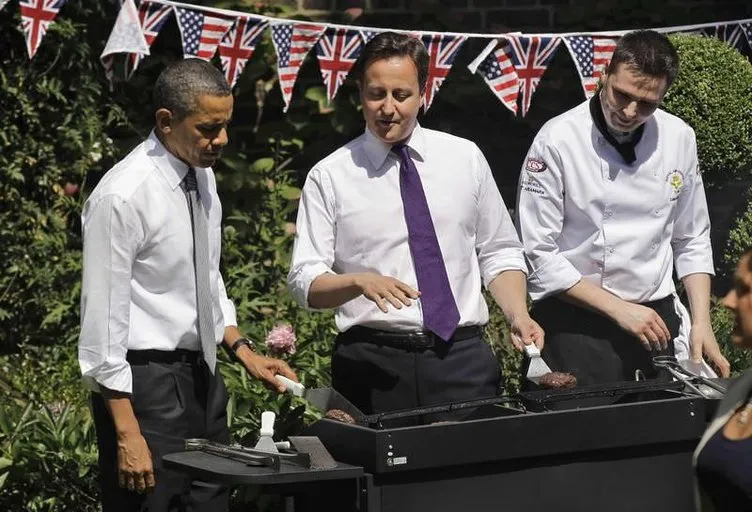 Obama ve Cameron’ın mangal keyfi!