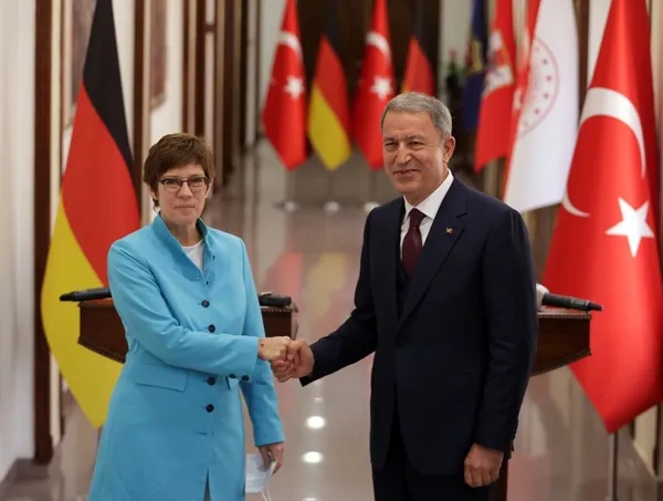milli-savunma-bakani-hulusi-akar-alman-mevkidasinin-yuzune-karsi-soyledi-pkk-esittir-ypg-1623946188505.jpg