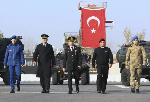 Jandarma yeni kıyafetleri ile görev başında