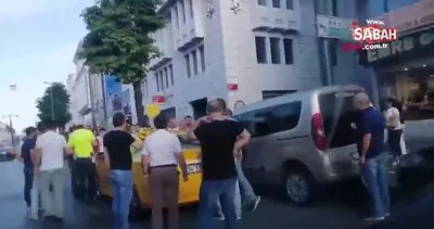 İstanbul Fatih’te müşterisine bıçakla saldıran taksiciyi trafik polis böyle sakinleştirdi!