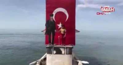 Küçük Tuğçe ve babası, tekneyla karaya çıkıp 19 Mayıs’ı kutladı | Video