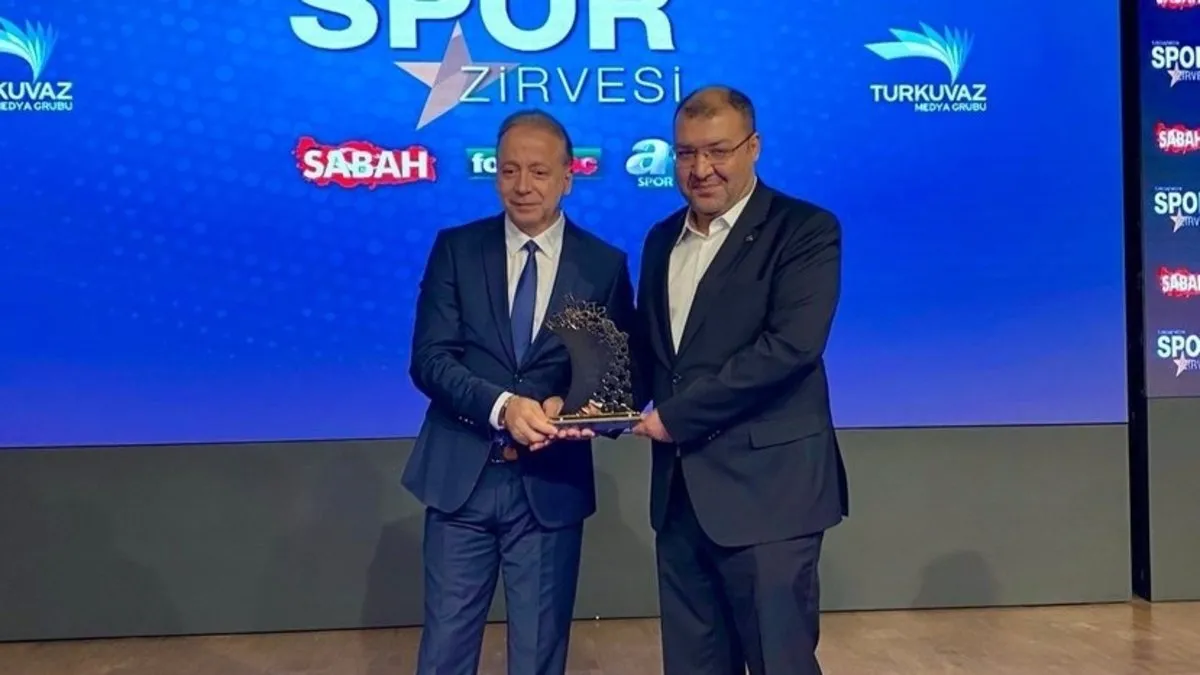 Spor haberciliğine yeni boyut! Yılın en iyi spor haber sitesi: Sabah.com.tr Spor haberciliğine yeni boyut! Yılın en iyi spor haber sitesi: Sabah.com.tr