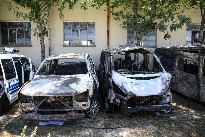 FETÖ'cü hainler 15 Temmuz gecesi polis araçlarını bu hale getirdi
