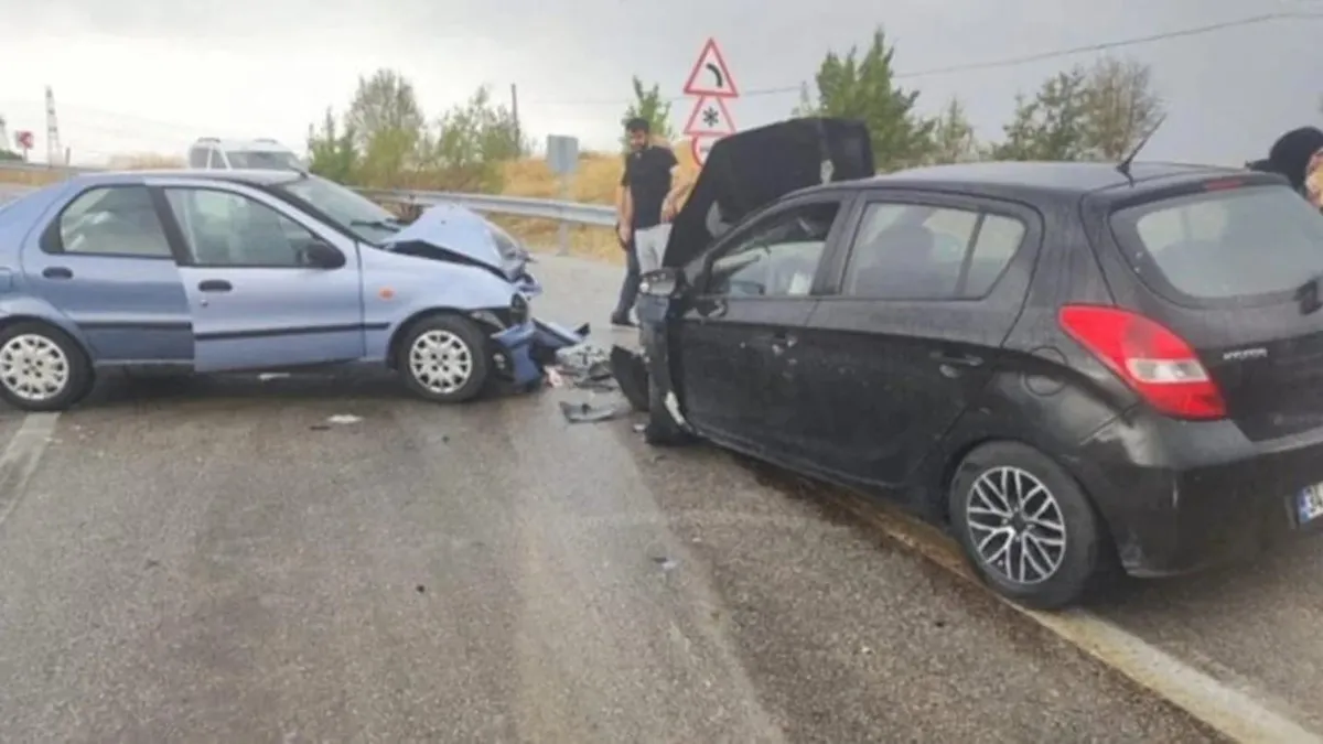 Ankara’da iki otomobil kafa kafaya çarpıştı: 6 yaralı! Ankara’da iki otomobil kafa kafaya çarpıştı: 6 yaralı!