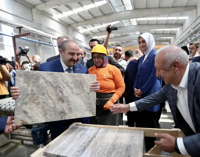 bakan-varank-afyonkarahisarda-fabrika-acilisinda-konustu-1660819939036.jpg