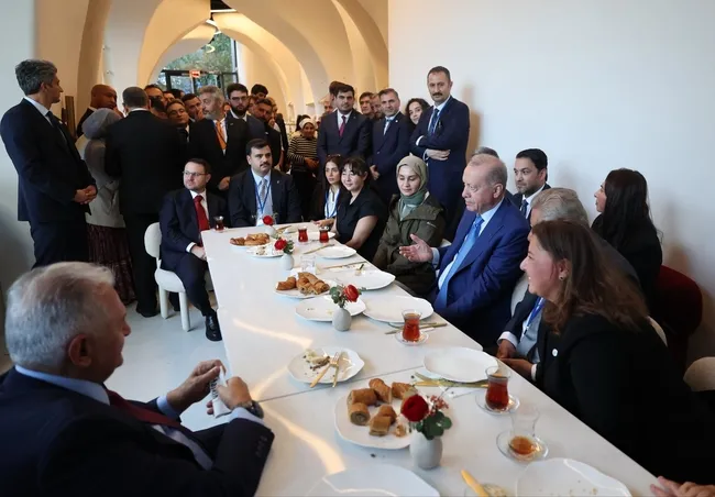 baskan-erdogan-new-yorkta-bir-kafede-vatandaslarla-bulustu-1790201168033.jpg
