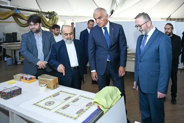 bakan-ersoy-hat-sanatinin-kalbini-ziyaret-edip-istanbul-mushafini-inceledi-1747404115653.jpg
