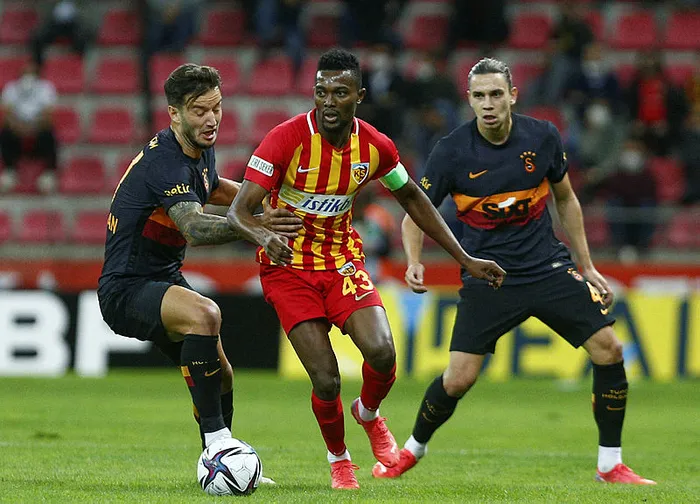 transferde-bernard-mensah-icin-olay-iddia-fenerbahe-galatasaray-1679901803419.jpg