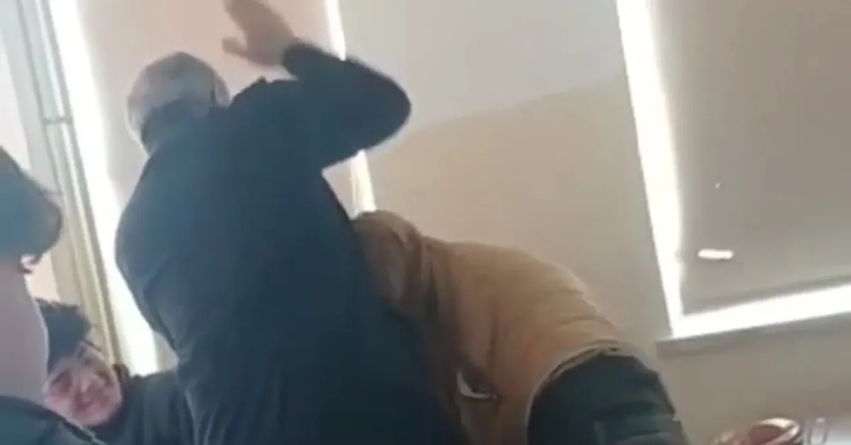 Öğrencisine sınıfın ortasında böyle şiddet uyguladı! 'Dersi kaynatıyorsunuz' diye evire çevire dövdü... -