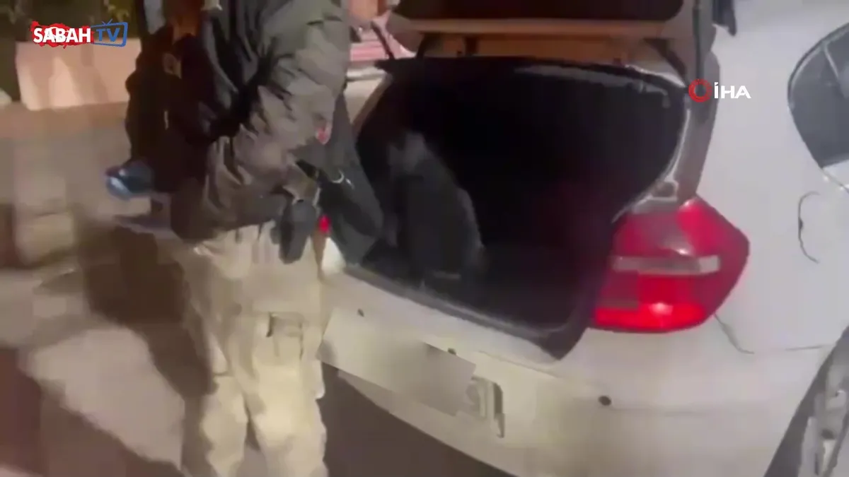 Narkotik köpeği Tony bagajdaki uyuşturucuyu buldu | Video videosunu izle Narkotik köpeği Tony bagajdaki uyuşturucuyu buldu | Video videosunu izle