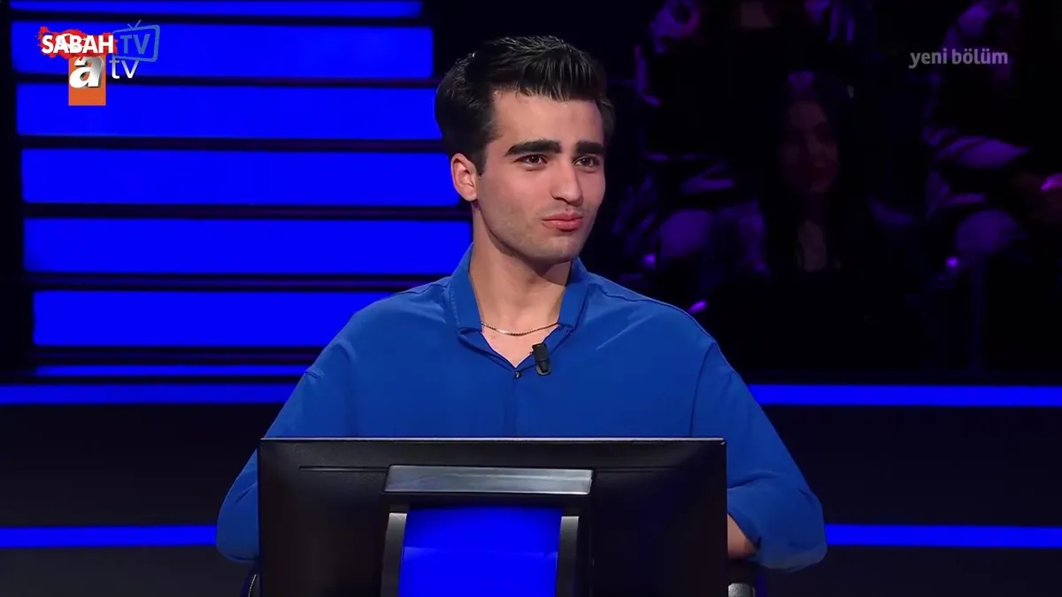 Ünlü oyuncuya benzerliğiyle gündem olmuştu! Kim Milyoner Olmak İster’de henüz ilk soruda… videosunu izle Ünlü oyuncuya benzerliğiyle gündem olmuştu! Kim Milyoner Olmak İster’de henüz ilk soruda… videosunu izle