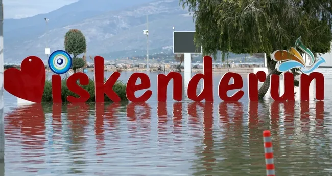 İskenderun’da deniz taştı, karayla birleşti İskenderun’da deniz taştı, karayla birleşti