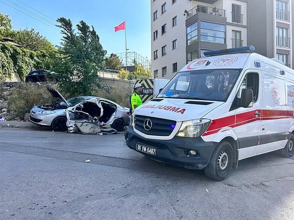 ankarada-otomobil-ile-servis-minibusu-carpisti-12-kisi-yaralandi-1756734324217.jpg