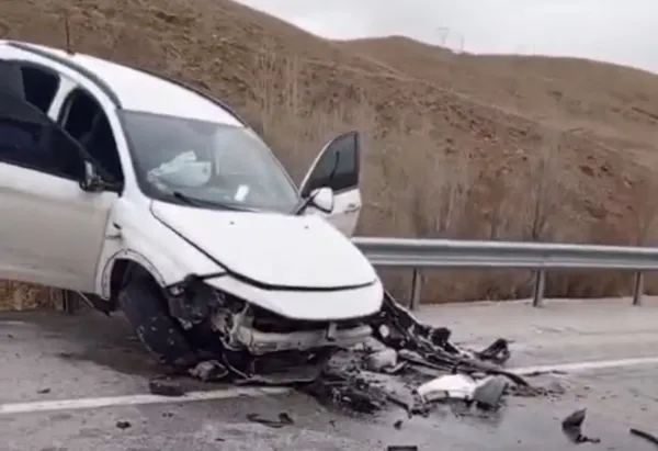 vanda-saganak-yolu-felakete-cevirdi-arac-bariyerde-asili-kaldi-feci-kazada-yaralilar-var-1774505702566.jpg