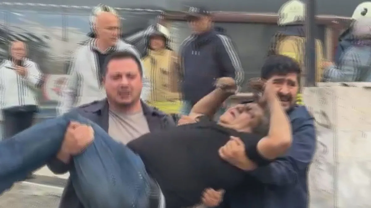 SON DAKİKA… Kadıköy’de korkutan yangın! 8 katlı binayı alevler sardı: Mahsur kalanlar var!