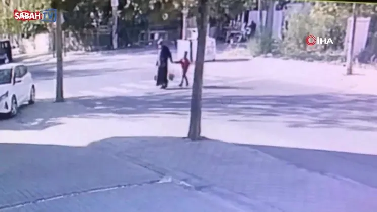Tekirdağ'da minibüs anne ve 2 çocuğuna çarptı: Feci kaza kamerada