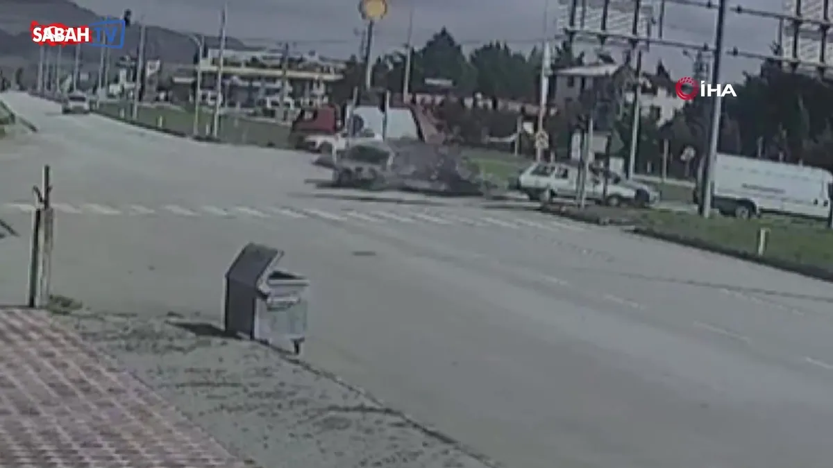 Amasya’da kavşakta araçların çarpıştığı kaza kamerada | Video videosunu izle Amasya’da kavşakta araçların çarpıştığı kaza kamerada | Video videosunu izle